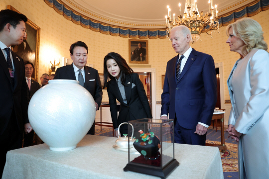 미국을 국빈 방문한 윤석열 대통령과 부인 김건희 여사가 지난달 25일(현지시간) 미 워싱턴DC 백악관 관저에서 열린 친교행사에서 조 바이든 미국 대통령, 질 바이든 여사와 준비한 선물을 교환하고 있다. 공동취재=연합뉴스